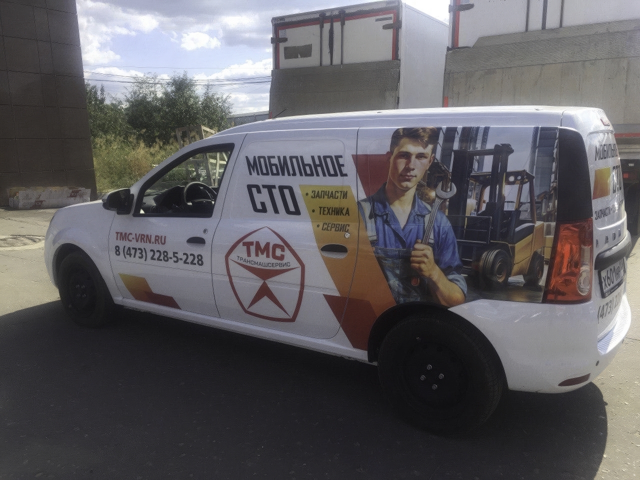 Фургон Lada Largus компании ТМС с уникальным дизайном для мобильного СТО