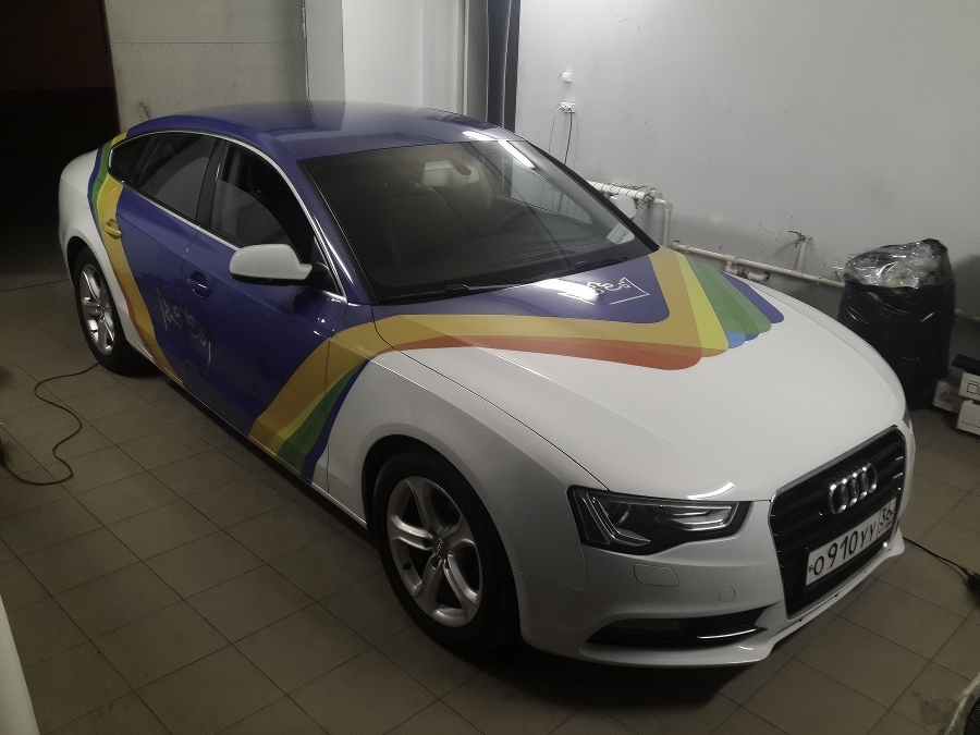 Audi A4 — стильная многослойная оклейка с логотипом короны