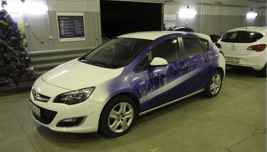 Opel Astra — оклейка пленкой с градиентом в стиле ночного города